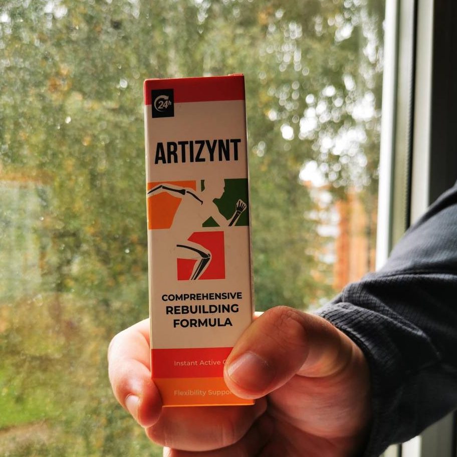 ArtiZynt Gel mit Wärmeeffekt: Packung in der Hand am Fenster